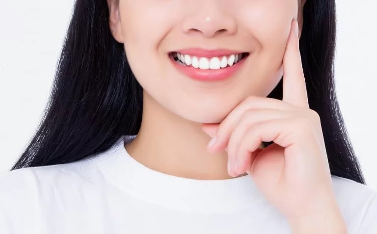 Bọc răng sứ thẩm mỹ giúp răng trở nên đẹp hơn, che đi nhiều khuyết điểm trên răng